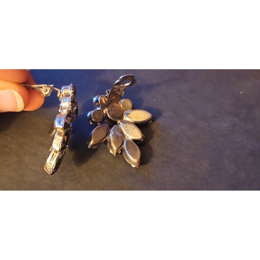 Gorgeous Vintage Silvertone Gray Rhinestone Clip on Earrings - Picture 8 of 9